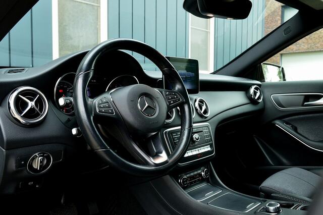 Mercedes-Benz GLA-KLASSE 180 Business Solution Plus Upgrade Edition Rijklaarprijs-Garantie Navigatie Airco Trekhaak Camera Led 1e Eigenaar