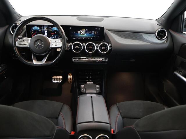 Mercedes-Benz GLA-KLASSE 200 AMG Line | Night | Panoramadak | Widescreen | Achteruitrijcamera |