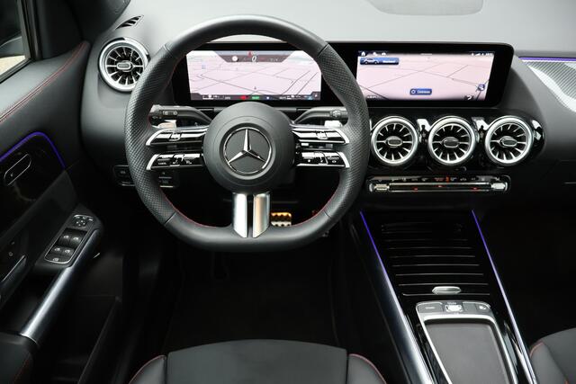 Mercedes-Benz GLA-KLASSE 250 e Edition AMG Line l Facelift l Panoramadak l MBUX l Camera l Dodehoek assistent l Keyless Go l LED adaptief l Sfeerverlichting l Winterpakket l Spiegel pakket l I Stuur/stoel verwarming I Elektrische kofferklep I Electr. bedienbare achterklep l Stoel