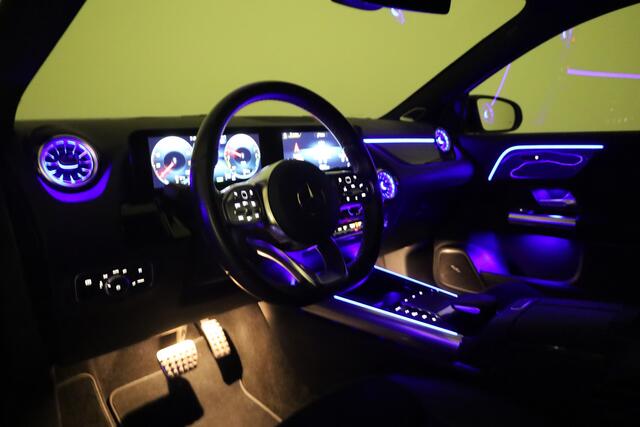 Mercedes-Benz GLA-KLASSE 250 e AMG Line | Augmented Reality | Burmester | Trekhaak | All Season | Dodehoek