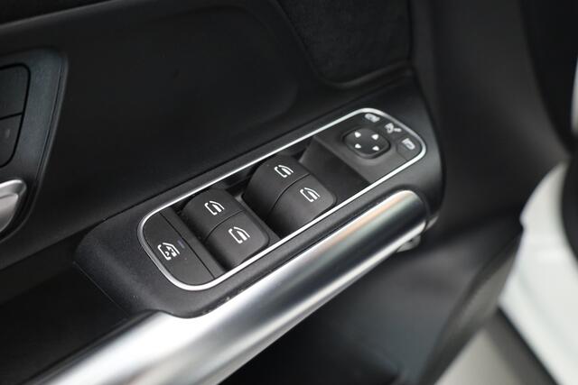 Mercedes-Benz GLA-KLASSE 250 e AMG Line | Augmented Reality | Burmester | Trekhaak | All Season | Dodehoek