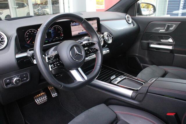 Mercedes-Benz GLA-KLASSE 250 e AMG LINE "NIEUW MODEL!" | PANORAMISCH SCHUIF/KANTEL DAK | ELEKTRISCH BEDIENBARE VOORSTOELEN MET GEHEUGENFUNCTIE EN "ZITKINEMATICA" | DRAADLOZE APPLE CARPLAY/ANDROID AUTO | NIGHT PAKKET: DAKRELING ZWART, ZIJRUITEN EN ACHTERRUITEN ZWART, LICHTMETALEN 
