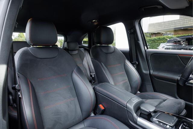 Mercedes-Benz GLA-KLASSE 200 Aut. AMG Night Edition Widescreen - High Perf. Led - Stoelverwarming