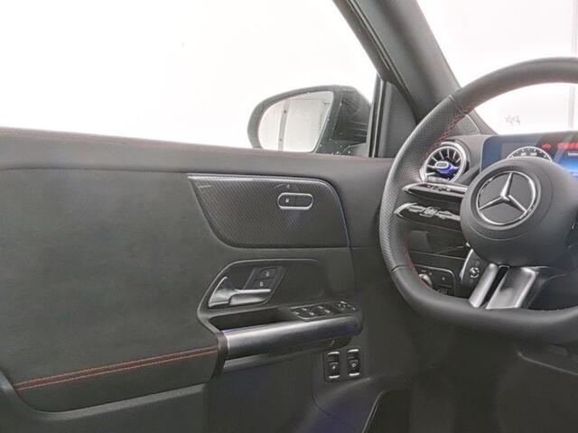 Mercedes-Benz GLA-KLASSE 250 e AMG Plug-In Hybride AMG Line | Night Pakket | Panorama Schuif-Kanteldak | 11kW Laden | Stuur en Stoelverwarming. Inclusief 24 maanden Mercedes-Benz Certified garantie voor Europa.