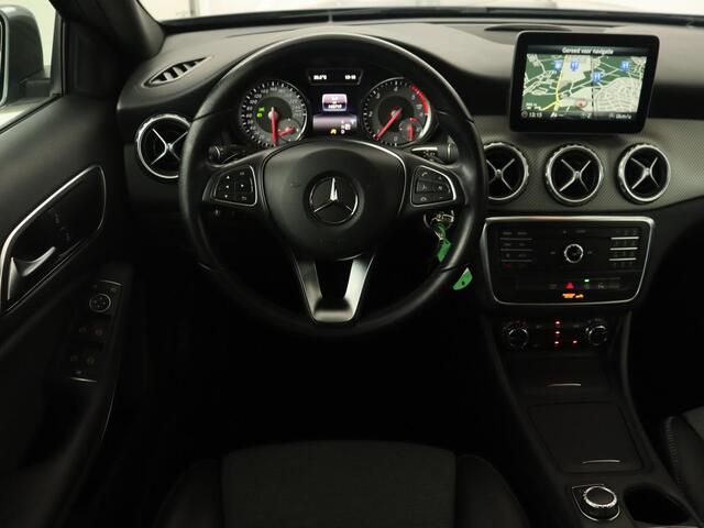 Mercedes-Benz GLA-KLASSE 180d Lease Edition Plus | Trekhaak | Xenon | Half leder | Navigatie | Cruise control | Park Assist | Airco | Bluetooth