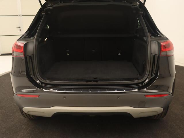 Mercedes-Benz GLA-KLASSE 180 Business Solution | Trekhaak | Stoelverwarming | Camera | Full LED | Half leder | Park Assist | Navigatie