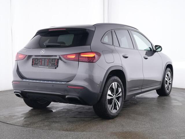 Mercedes-Benz GLA-KLASSE 250 e Plug-In Hybride | Night Pakket | Panorama Schuif-Kanteldak | Trekhaak | Memory voorstoelen | Distronic adapt Cruise | Sportstoelen Spacegrey lederlook | Winterpakket Inclusief 24 maanden MB Certified garantie voor Europa.