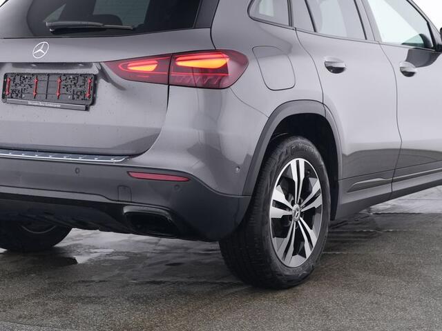 Mercedes-Benz GLA-KLASSE 250 e Plug-In Hybride | Night Pakket | Panorama Schuif-Kanteldak | Trekhaak | Memory voorstoelen | Distronic adapt Cruise | Sportstoelen Spacegrey lederlook | Winterpakket Inclusief 24 maanden MB Certified garantie voor Europa.
