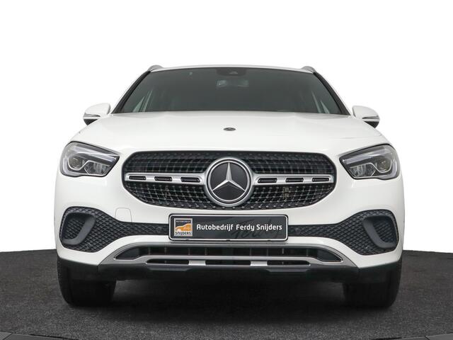 Mercedes-Benz GLA-KLASSE 250 e Business Solution Luxury Limited | Trekhaak | Navi | Xenon/LED | Ambilight - RIJKLAAR