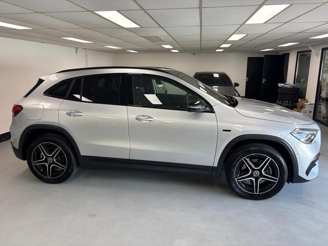 Mercedes-Benz GLA-KLASSE 250 e AMG Pano/Memory/Keyless go/Night/Ambilight/Widescreen