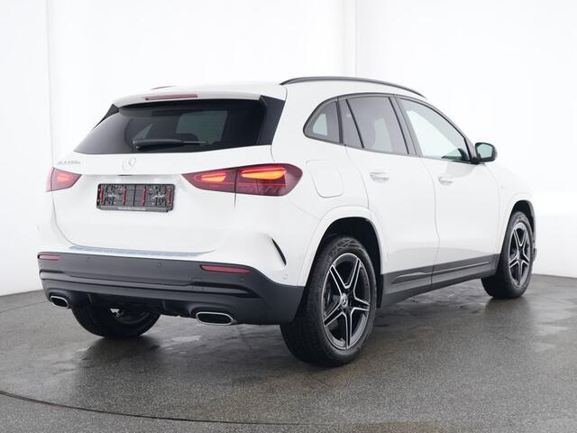 Mercedes-Benz GLA-KLASSE 250 e AMG Plug-In Hybride Trekhaak | AMG Line Advanced Plus | Night Pakket | Dodehoek Assist | 11kW Laden | Stuur en Stoelverwarming. Inclusief 24 maanden MB Certified garantie voor Europa.