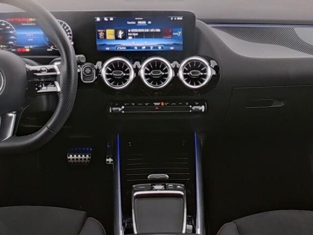 Mercedes-Benz GLA-KLASSE 250 e AMG Plug-In Hybride Trekhaak | AMG Line Advanced Plus | Night Pakket | Dodehoek Assist | 11kW Laden | Stuur en Stoelverwarming. Inclusief 24 maanden MB Certified garantie voor Europa.