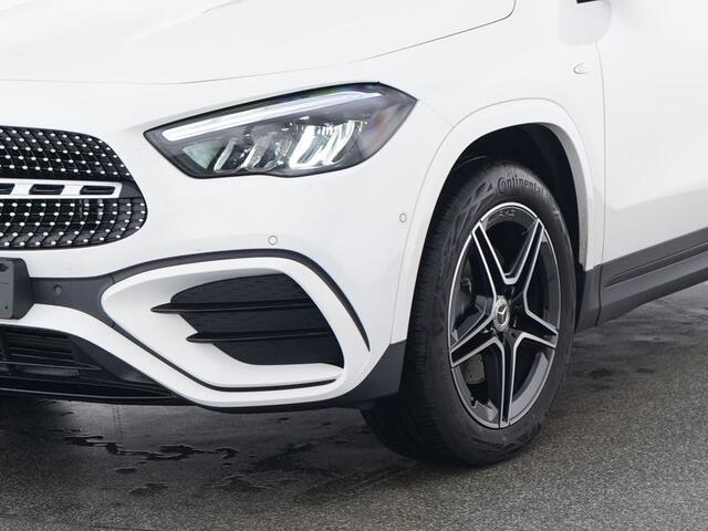 Mercedes-Benz GLA-KLASSE 250 e AMG Plug-In Hybride Trekhaak | AMG Line Advanced Plus | Night Pakket | Dodehoek Assist | 11kW Laden | Stuur en Stoelverwarming. Inclusief 24 maanden MB Certified garantie voor Europa.