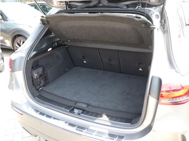 Mercedes-Benz GLA-KLASSE 180 AMG Line I Panoramadak I Trekhaak I Leder I Widescreen