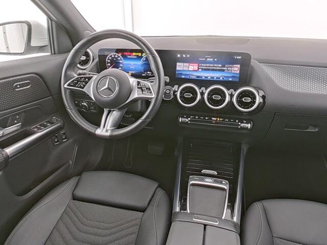 Mercedes-Benz GLA-KLASSE 250 e Face Lift Plug-In Hybride Distronic | Stoelverwarming voor | Ledkoplampen | Easy Pack Achterklep | MultiBeam Koplampen | 11 kW Laden . Inclusief 24 maanden MB Certified garantie voor Europa.