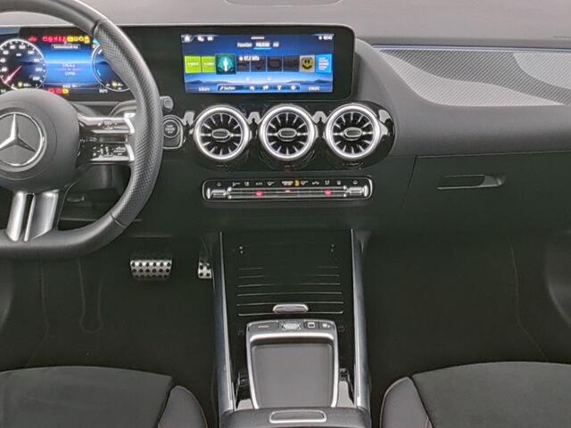 Mercedes-Benz GLA-KLASSE 250 e AMG Plug-In Hybride Edition AMG Line | Panorama Schuif-Kanteldak | Head-up-Display | Sfeerverlichting | Memory Voorstoelen. Inclusief 48 maanden MB Certified garantie voor Europa.