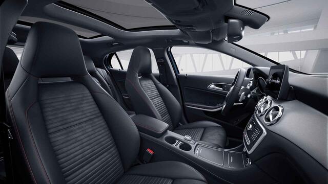 Mercedes-Benz GLA-KLASSE 180 Business Solution AMG | Panoramadak | 19" lichtmetalen velgen | Keyless | Achteruitrijcamera |