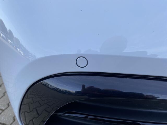 Mercedes-Benz GLA-KLASSE 200 AMG Line Adaptive Cruise Control, Afneembare Trekhaak & Sfeer Verlichting