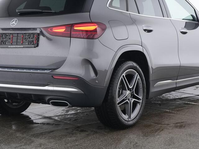 Mercedes-Benz GLA-KLASSE 250 e AMG Plug-In Hybride AMG Line | Panorama Schuif-Kanteldak | Sfeerverlichting | Dosehoek Assist | Stuur en Stoelverwarming. Inclusief 24 maanden MB Certified garantie voor Europa.