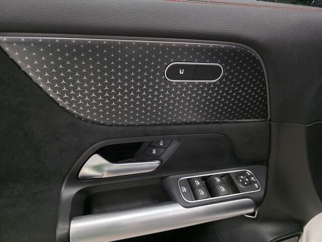 Mercedes-Benz GLA-KLASSE 200 AMG Line |CAMERA|CARPLAY|Sfeerverlichting|