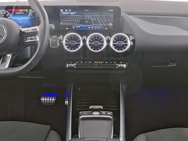 Mercedes-Benz GLA-KLASSE 250 e AMG Plug-In Hybride AMG Line | Night Pakket | Trekhaak | Panorama Schuif Kanteldak | 20 Inch AMG Velgen | Dodehoek Assist | Stuur en Stoelverwarming. Inclusief 24 maanden MB Certified garantie voor Europa.