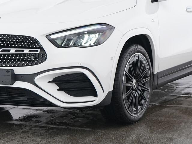 Mercedes-Benz GLA-KLASSE 250 e AMG Plug-In Hybride AMG Line | Night Pakket | Trekhaak | Panorama Schuif Kanteldak | 20 Inch AMG Velgen | Dodehoek Assist | Stuur en Stoelverwarming. Inclusief 24 maanden MB Certified garantie voor Europa.