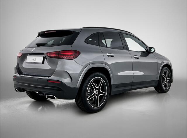 Mercedes-Benz GLA-KLASSE 180 Business Solution AMG | Nightpakket | Trekhaak | Smartphone Integratie | Panoramaschuifdak | Stoelverwarming | Multibeam LED | Keyless-Go comfortpakket |