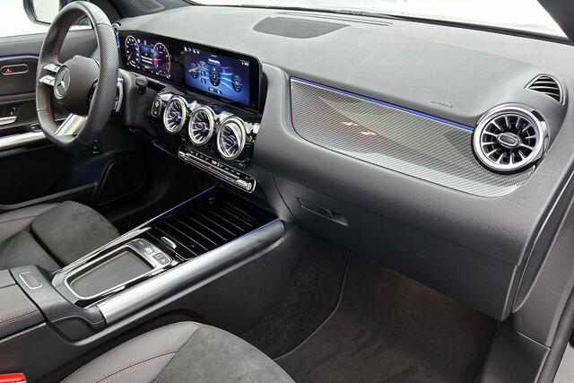 Mercedes-Benz GLA-KLASSE 180 AMG Line Pano, Trekhaak, Sfeerverlichting