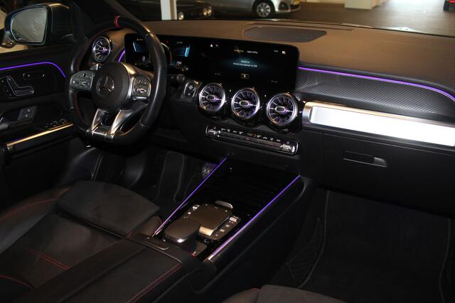 Mercedes-Benz GLB-Klasse AMG 35 4MATIC Premium Plus Panoramadak/Night pakket/Sfeerverlichting/Navigatie/Keyless/Cruise control/Climate control/Elektrisch verstelbare stoelen met memory/Stoelverwarming/Dodehoek detectie/Achteruitrijcamera/Parkeersensoren rondom/Elektrische achterk
