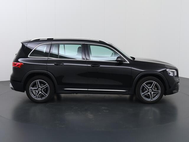Mercedes-Benz GLB-Klasse 200 Premium Plus | AMG | Panoramadak | Multibeam | 19" lichtmetalen velgen | Widescreen | Stoelverwarming |
