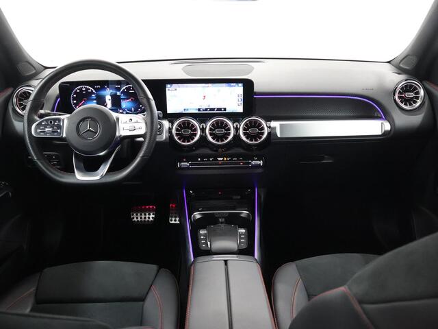 Mercedes-Benz GLB-Klasse 200 Premium Plus | AMG | Panoramadak | Multibeam | 19" lichtmetalen velgen | Widescreen | Stoelverwarming |