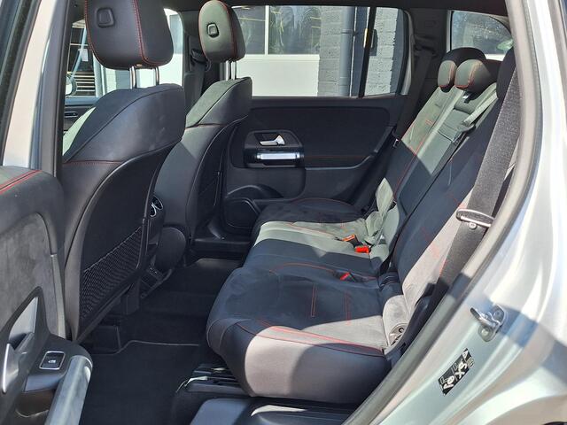 Mercedes-Benz GLB-Klasse 180 AMG Line | Panoramadak | Night Pakket | Onderstel met Adaptief Verstelbare Demping | Alarm | Apple CarPlay | Android Auto | Sfeerverlichting | Stoelverwarming | Achteruitrijcamera