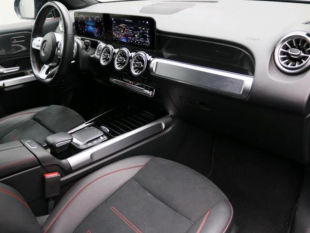 Mercedes-Benz GLB-Klasse 200 AMG Line 7 Persoons AMG Line | Night Pakket | Trekhaak | 7 Persoons | Sfeerverlichting | Ledkoplampen | Stoelverwarming. Inclusief 24 maanden Mercedes-Benz Certified garantie voor Europa.