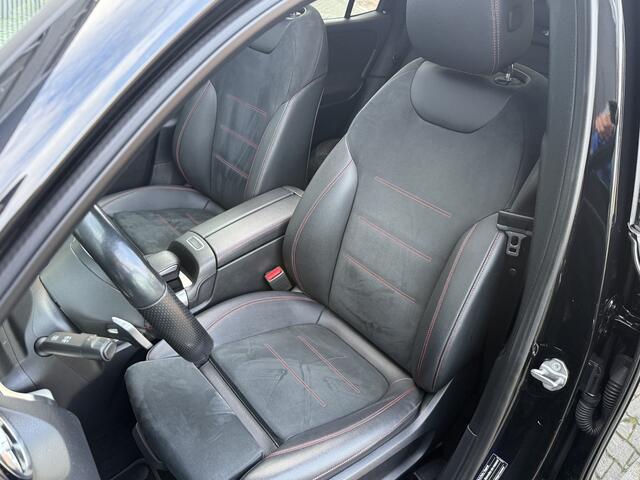 Mercedes-Benz GLB-Klasse 180 Business Solution AMG | Panoramadak | Multibeam | Memorystoelen