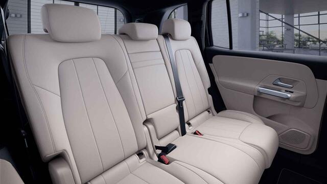 Mercedes-Benz GLB-Klasse 200 Luxury Line 7p. | Trekhaak | Panoramadak | 19" lichtmetalen velgen | Widescreen | Sfeerverlichting | Stoelverwarming |