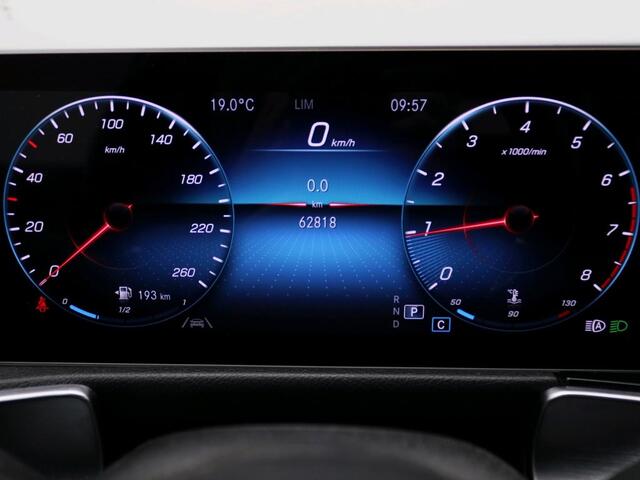 Mercedes-Benz GLB-Klasse 200 Business Solution AMG AMG Line | Night Pakket | PAnoorama Schuif-Kanteldak | Trekhaak | Memory Voorstoelen. Inclusief 24 maanden Mercedes-Benz Certified garantie voor Europa.