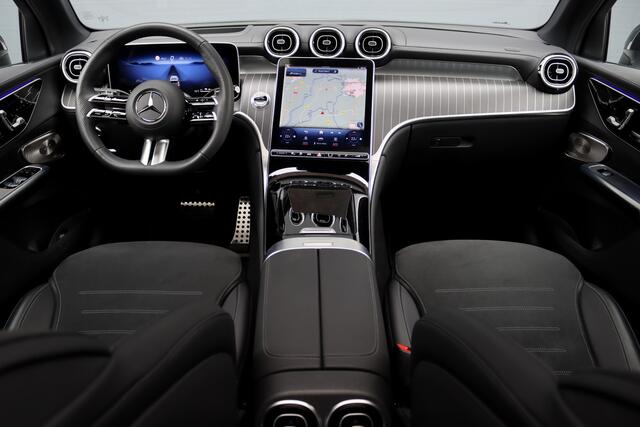 Mercedes-Benz GLC-KLASSE 300e 4MATIC Premium+ AMG Line Aut9 | Luchtvering | Achterasbesturing | Distronic+ | Burmester | Trekhaak | HUD | Verwarmd Stuurwiel | Digital Light | Keyless Go |