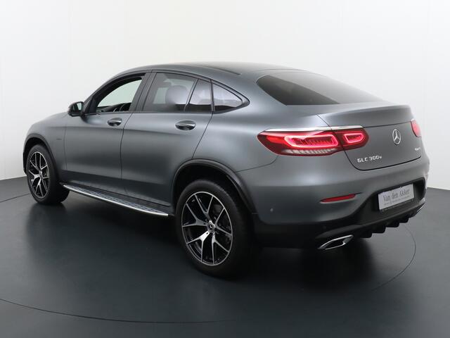 Mercedes-Benz GLC-KLASSE 300e Coupé AMG // Burmester / Magno Grijs // 20 inch // Treeplanken // Night pakket
