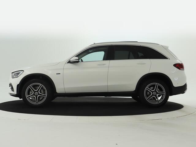 Mercedes-Benz GLC-KLASSE 300 e 4MATIC Premium Plus Panoramadak | Trekhaak | Nightpakket Inclusief 24 maanden MB Certified garantie voor Europa.