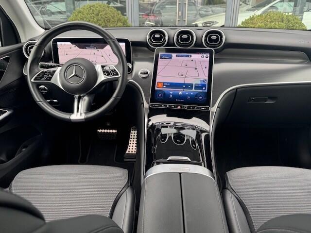 Mercedes-Benz GLC-KLASSE 300e 4MATIC AVANTGARDE line l MBUX l Niveau Regeling l LED adaptief l Sfeerverlichting l Elektr. bed. achterklep l Stoelverwarming l Smartphone integratiepakket l Parkeerpakket l Draadloos opladen voor telefoon l Airconditioning lSpiegel pakket l Camera l