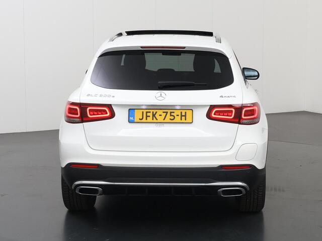Mercedes-Benz GLC-KLASSE 300e 4MATIC | AMG Line | Panoramadak | Stoelverwarming | Sfeerverlichting | Apple carplay/Android auto | 360° Camera |
