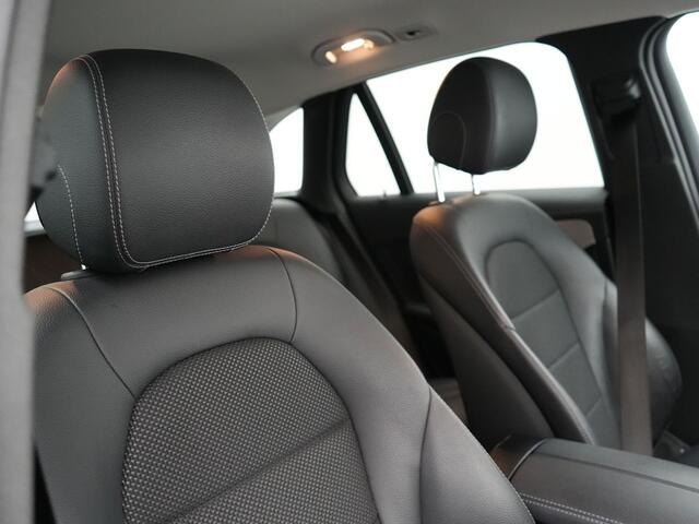 Mercedes-Benz GLC-KLASSE 300e 4MATIC Premium Plug In Hybrid 320pk Dealer O.H PHEV | Adaptive Cruise | Trekhaak af Fabriek | 360 Camera | Night Pakket | Sidesteps | 19"L.M | Keyless | Apple Carplay | Lederen Sportstoelen Verwarmd | Navigatie |