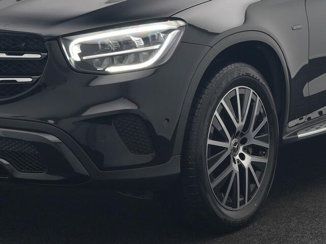 Mercedes-Benz GLC-KLASSE 300e 4MATIC Premium Plug In Hybrid 320pk Dealer O.H PHEV | Adaptive Cruise | Trekhaak af Fabriek | 360 Camera | Night Pakket | Sidesteps | 19"L.M | Keyless | Apple Carplay | Lederen Sportstoelen Verwarmd | Navigatie |