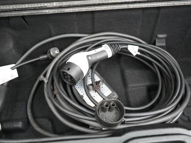 Mercedes-Benz GLC-KLASSE 300e 4MATIC Premium Plug In Hybrid 320pk Dealer O.H PHEV | Adaptive Cruise | Trekhaak af Fabriek | 360 Camera | Night Pakket | Sidesteps | 19"L.M | Keyless | Apple Carplay | Lederen Sportstoelen Verwarmd | Navigatie |