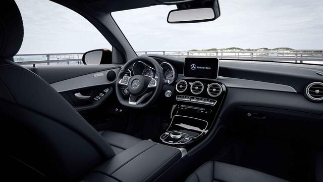 Mercedes-Benz GLC-KLASSE 250 4MATIC Premium | AMG | Panoramadak | Trekhaak | Getint glas | Stoelverwarming | Achteruitrijcamera |