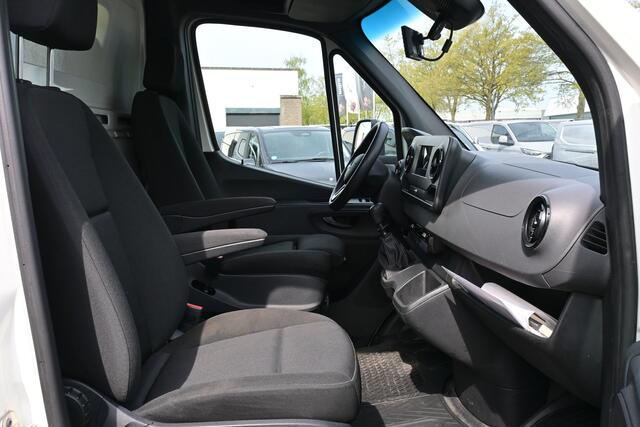 Mercedes-Benz SPRINTER 514 CDI Bakwagen met NIEUWE laadklep Airco, MBUX, Geveerde stoel, Stoelverwarming Nieuwe Laadklep 1000kg 180cm Plateau