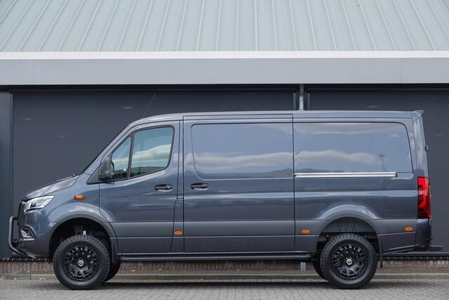 Mercedes-Benz SPRINTER 4x4 319Cdi 190Pk 9G-tronic | L2H1 | 2xSchuifdeur | 4WD | AWD | Bullbar | Treeplanken | 19'' All Terrain | Tenoriet Grijs
