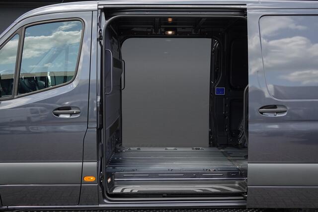 Mercedes-Benz SPRINTER 4x4 319Cdi 190Pk 9G-tronic | L2H1 | 2xSchuifdeur | 4WD | AWD | Bullbar | Treeplanken | 19'' All Terrain | Tenoriet Grijs