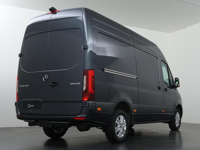 Mercedes-Benz SPRINTER 319 CDI Aut. | L2 H2 | Pro | 3500 KG. AHW | LM Velgen | 3-zits | LED | Parkeercamera | Carplay | Trekhaak | BPM-Vrij |