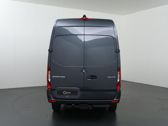 Mercedes-Benz SPRINTER 319 CDI Aut. | L2 H2 | Pro | 3500 KG. AHW | LM Velgen | 3-zits | LED | Parkeercamera | Carplay | Trekhaak | BPM-Vrij |